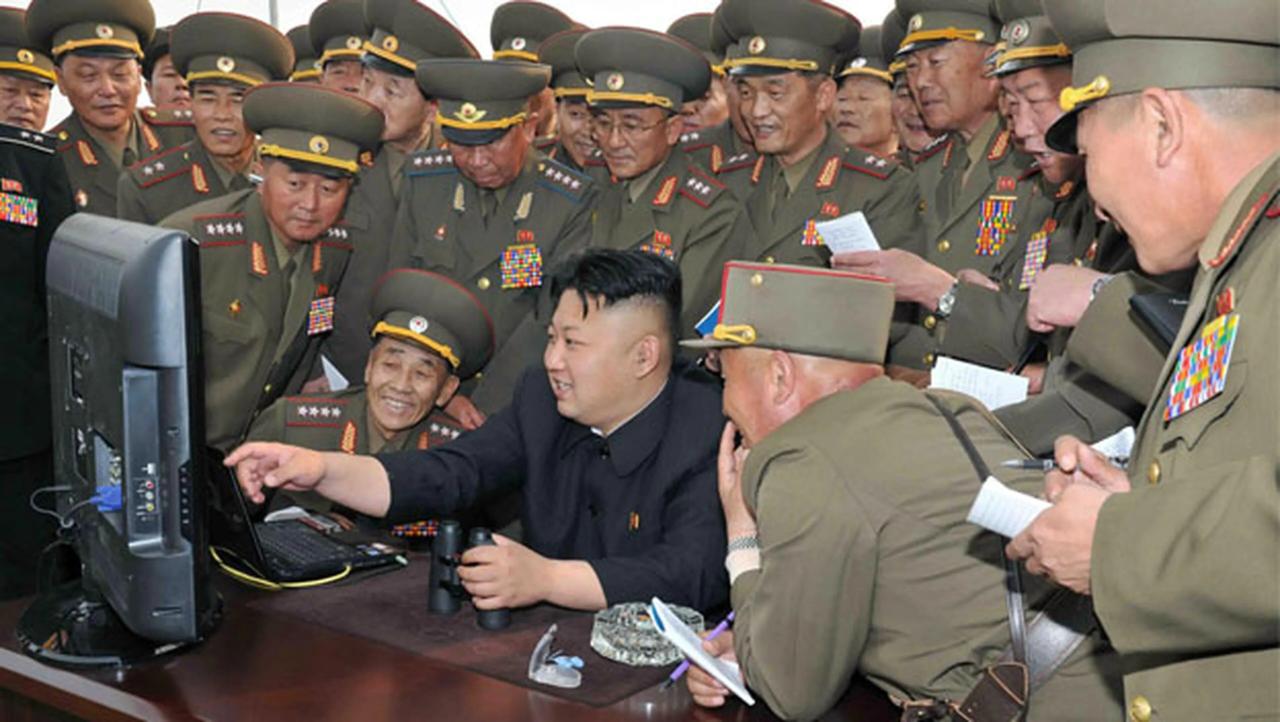 El dictador Kim Jong-un con un grupo de altos mandos militares.