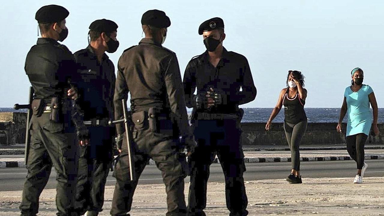 Agentes de tropas especiales en el Malecón de La Habana.