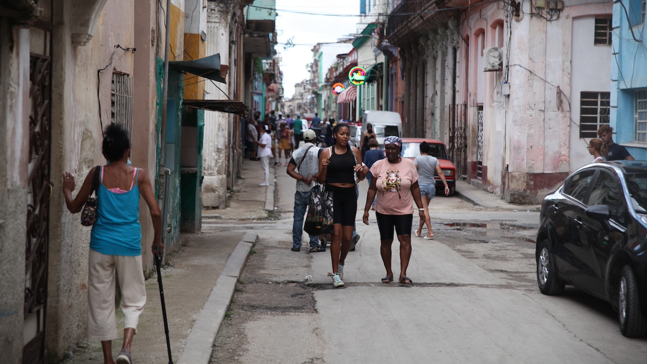 Transeúntes en una calle de La Habana.