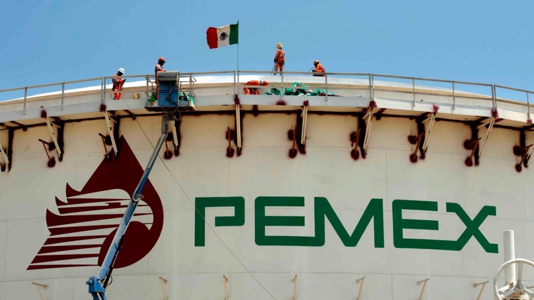 Trabajadores de Pemex en una de sus instalaciones petroleras.