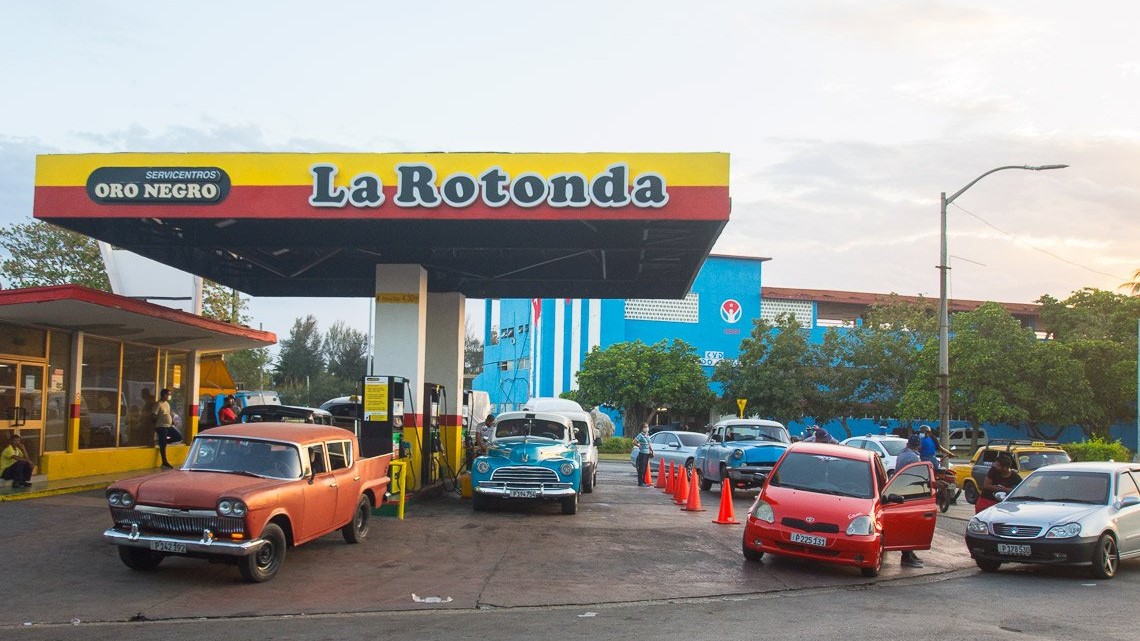 Carros en una gasolinera de La Habana.