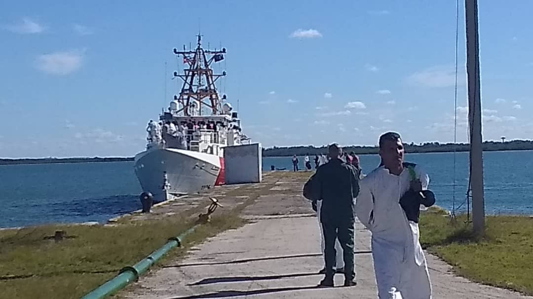 Desembarco de los migrantes cubanos devueltos por la Guardia Costera de EEUU.