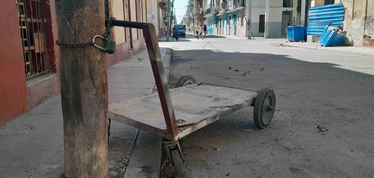 Una carretilla vacía en una calle de La Habana.