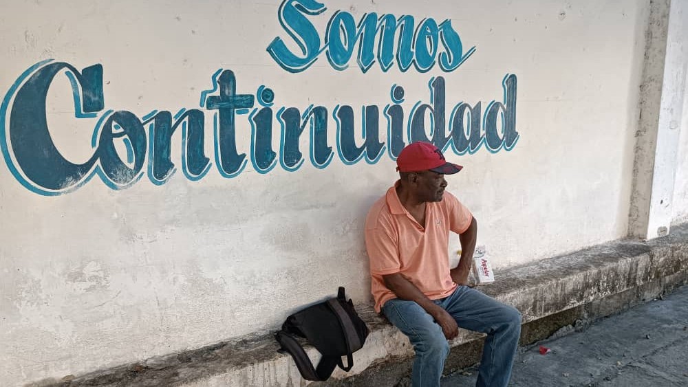 Un cubano vende cigarros en una calle de La Habana.