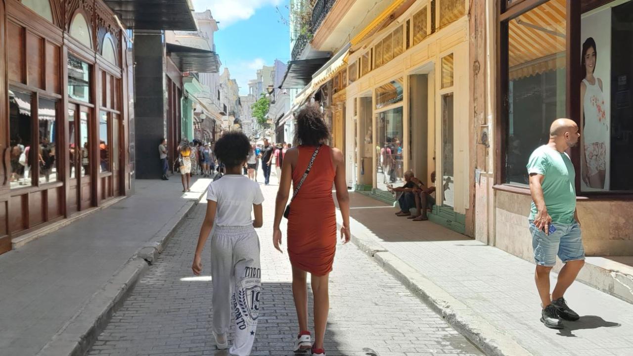 Mujeres cubanas caminan por una calle 