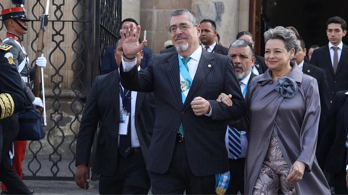 Bernardo Arévalo saliendo de su investidura presidencial, junto a su esposa. 
