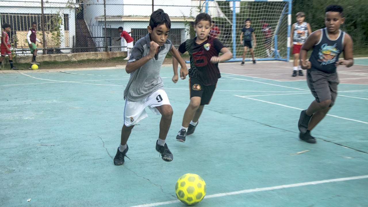 Niños jugando al fútbol en el programa de la Iglesia Bautista de Santo Suárez.