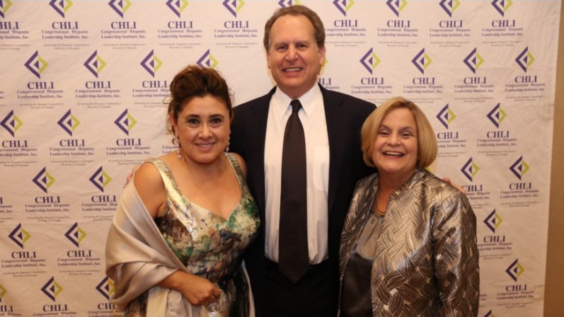 De izquierda a derecha Mary Ann Gómez, CEO de CHLI, y los excongresistas Lincoln Díaz-Balart e Ileana Ros-Lehtinen.