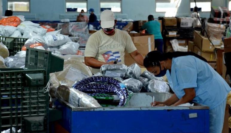Un centro logístico cubano para gestionar paquetes internacionales.