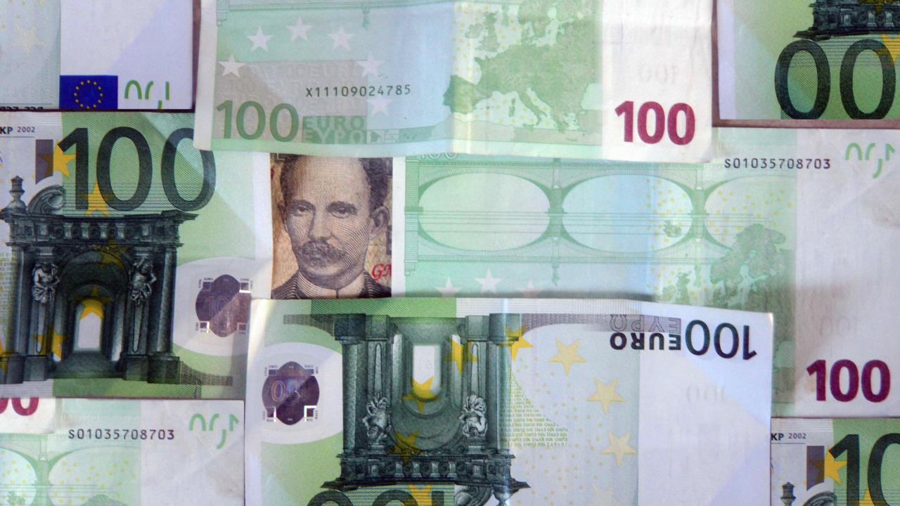 Billetes de euros y peso cubano.