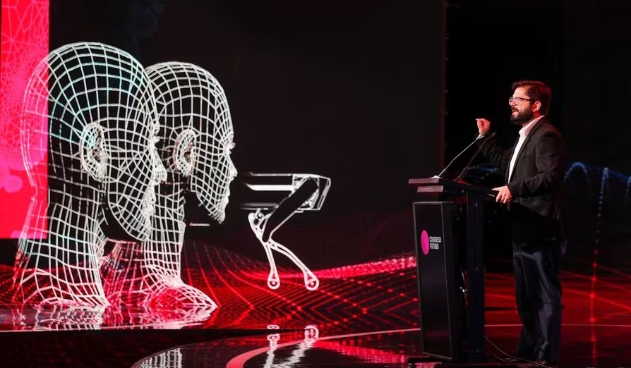 El presidente de Chile, Gabriel Boric, inaugurando un evento de tecnología.