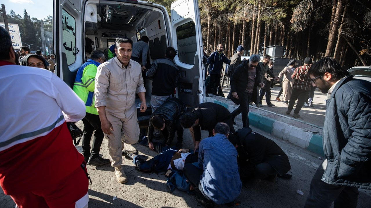 Equipos de socorristas recogen a las víctimas del atentado del miércoles en Irán.