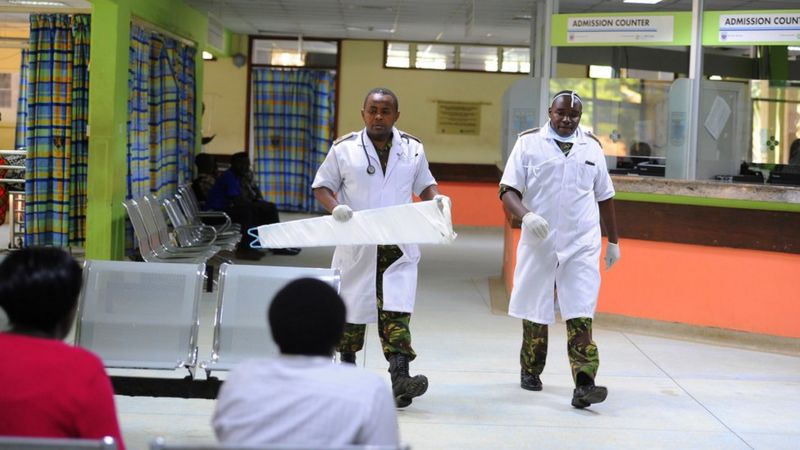 Médicos en un hospital de Kenia.