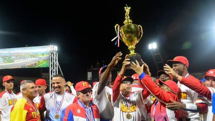 Los Cocodrilos de Matanzas levantan el trofeo de la II Liga Elite.