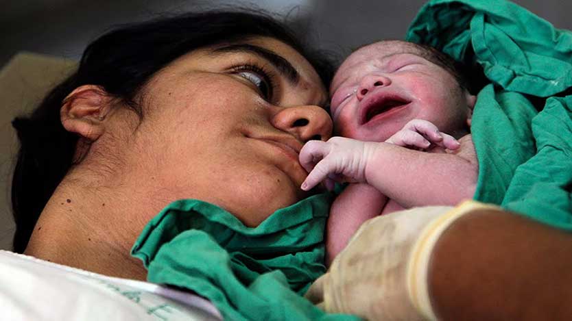 Una madre cubana y su hijo recién nacido.