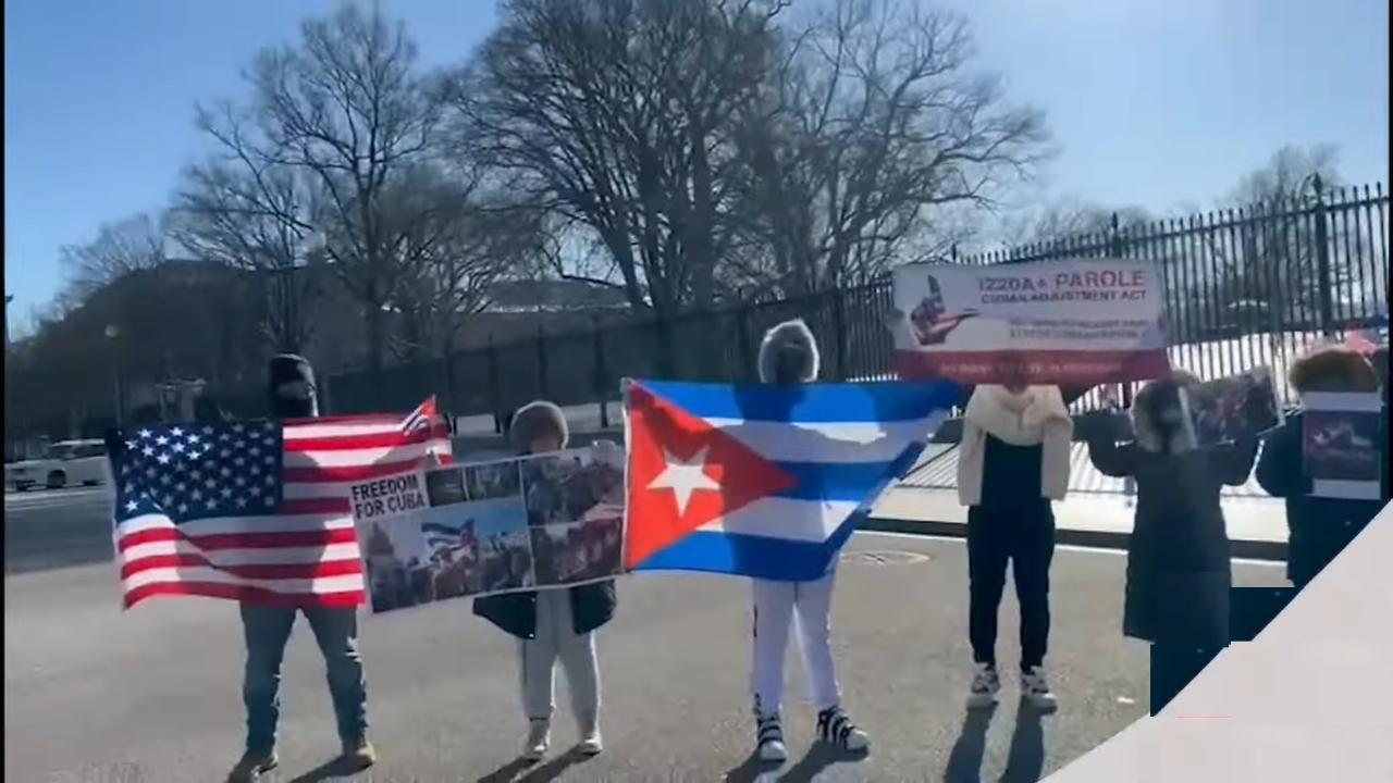 Migrantes cubanos protestando frente a la Casa Blanca. Captura de pantalla.