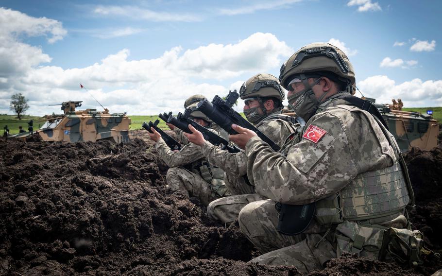 Militares de la OTAN durante operaciones de entrenamiento.