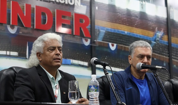 Jorge Luis Barcelán (izq), el cubano elegido vicepresidente de la Federación Panamericana de Levantamiento de Pesas.