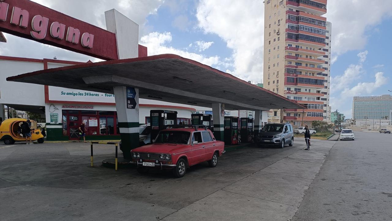 Carros echando gasolina en La Habana.