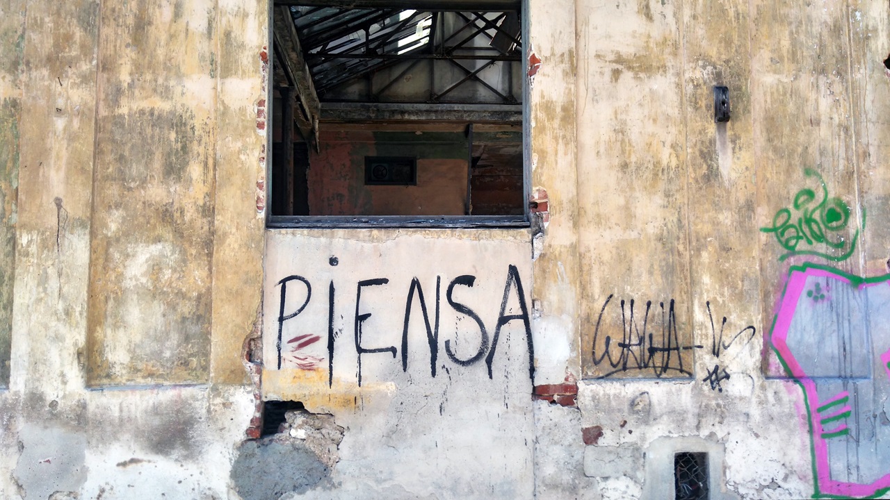 Cartel en un derrumbe en La Habana