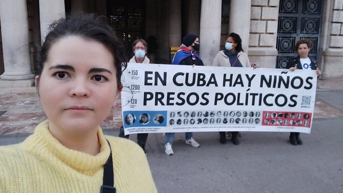Activistas cubanas se manifiestan en Madrid por la liberación de los presos políticos en Cuba.