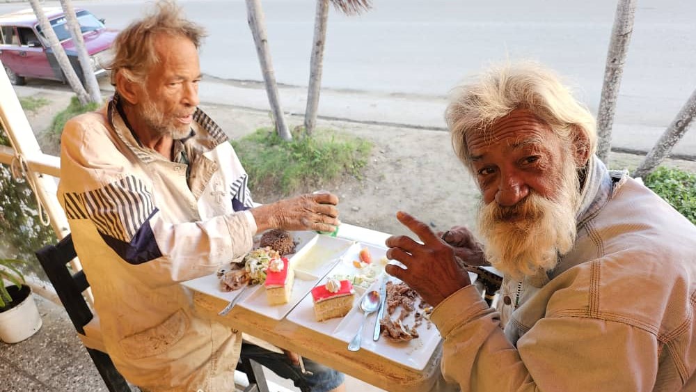 Ancianos en una cena ofrecida por un restaurante privado en Guanabo, La Habana