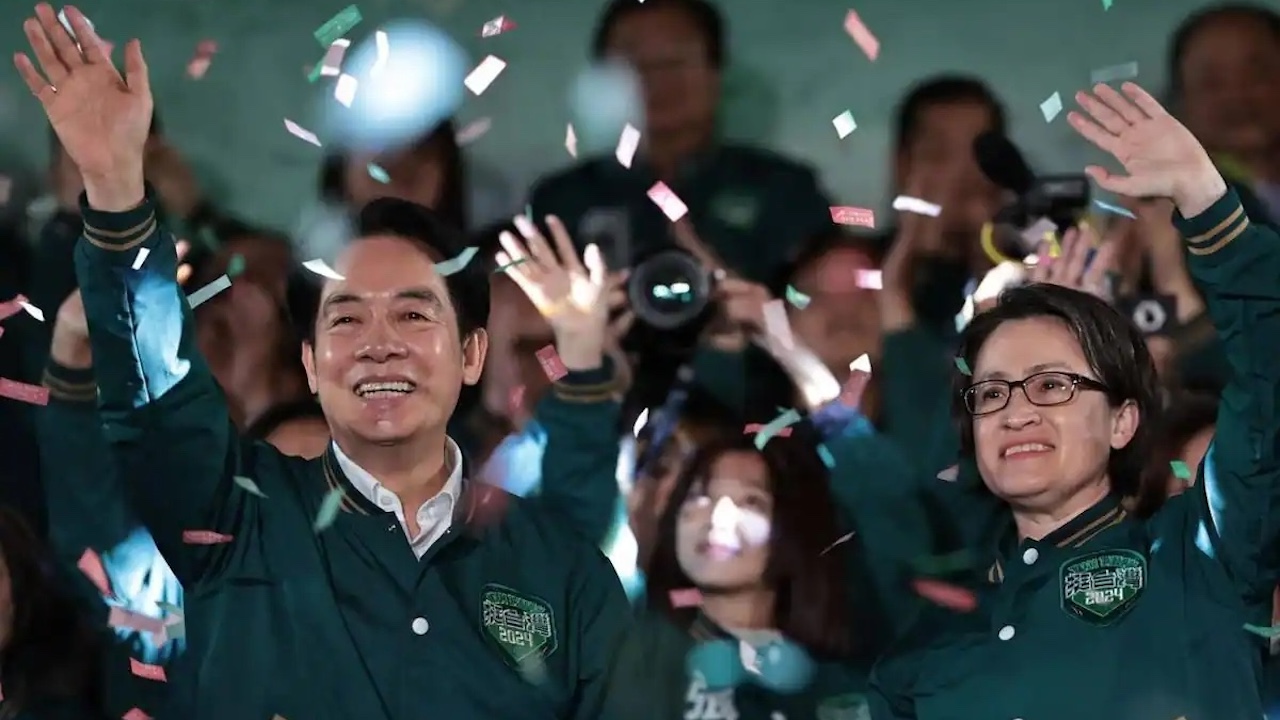 Lai Ching-te (izq.) celebra su victoria electoral.