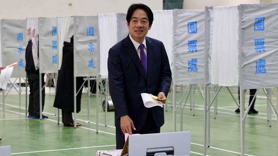 l oficialista William Lai, durante su votación hoy para las elecciones en Taiwán.