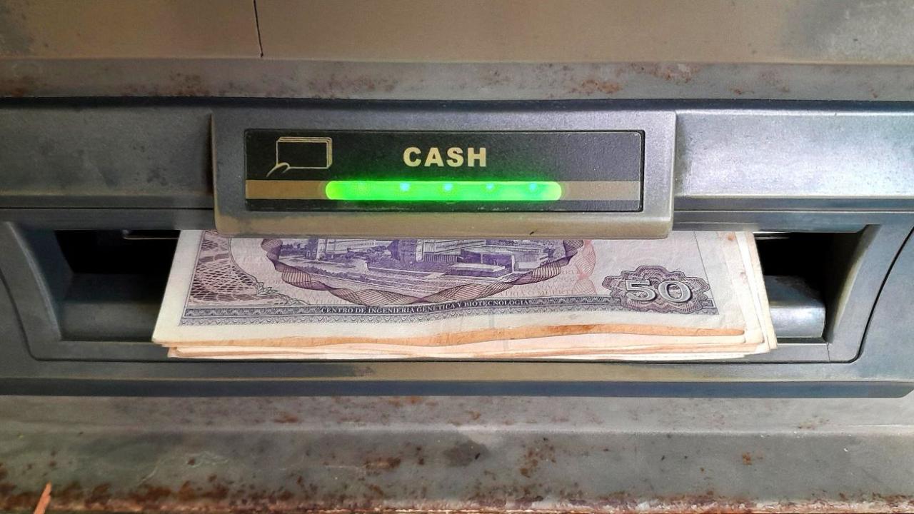 Billetes de pesos cubanos en un cajero automático.