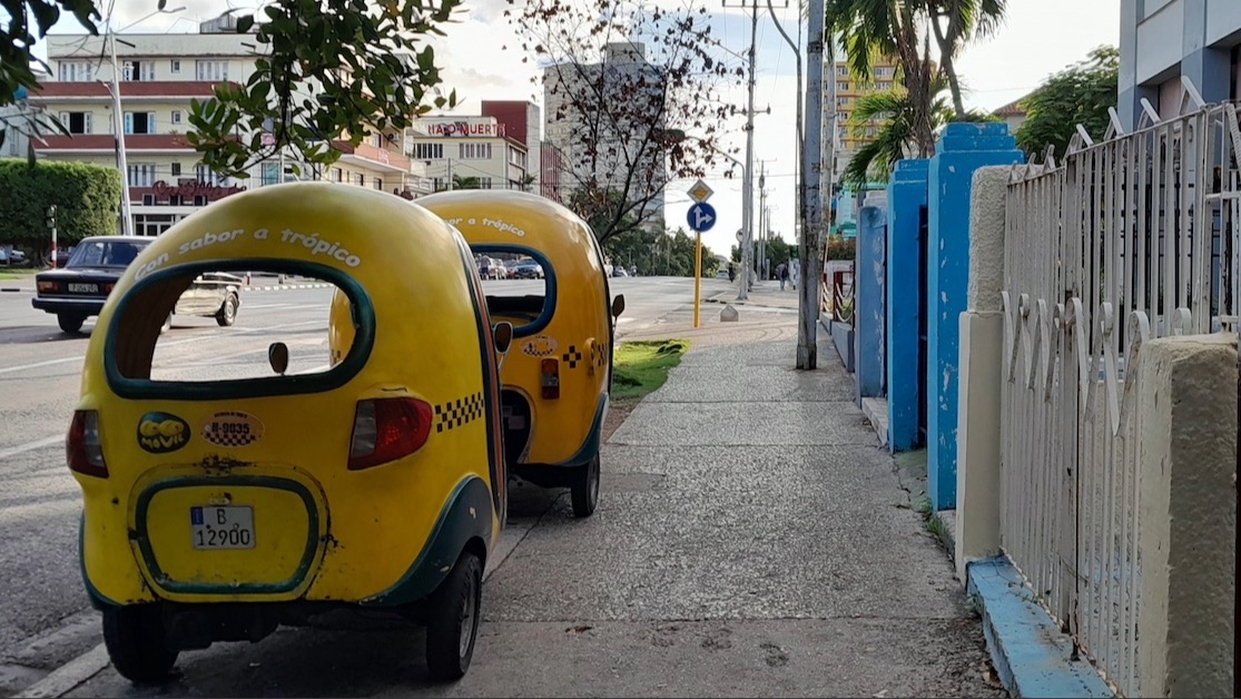 Cocotaxis a la espera en una avenida de La Habana.