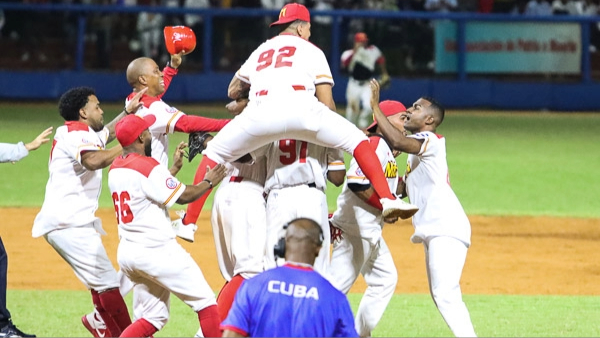 Celebración del equipo de Matanzas tras ganar la II Liga Élite del Béisbol Cubano.