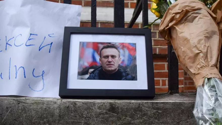 Homenaje al opositor ruso Alexei Navalni frente a la Embajada de Rusia en Londres.