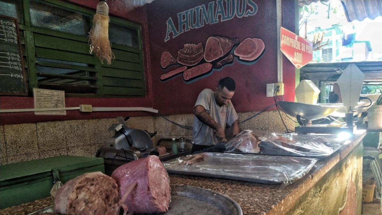 Un puesto de venta de cárnicos en La Habana.