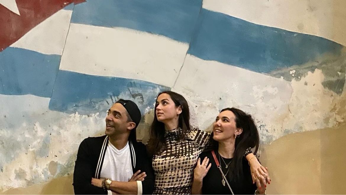 La actriz cubana Ana de Armas (centro) junto a los actores Jazz Vilá y Claudia 'Muma' Alvariño.