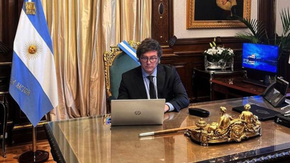Javier Milei en la oficina presidencial.
