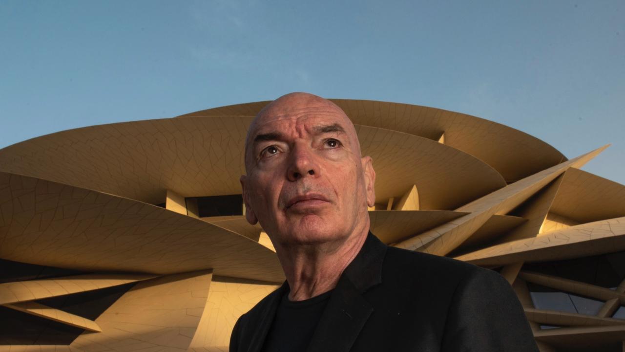 El arquitecto Jean Nouvel. Al fondo, el Museo de Qatar diseñado por él.