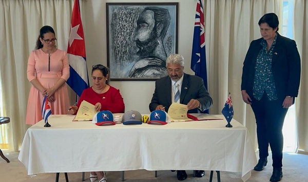 Firma del acuerdo beisbolero entre autoridades cubanas y australianas.