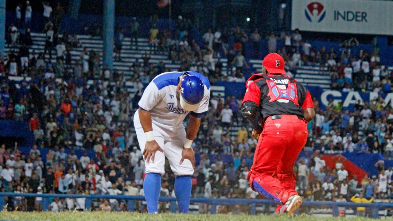 Un partido de béisbol en Cuba.