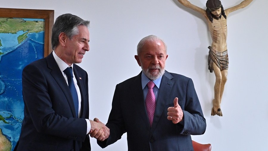 El presidente de Brasil, Luiz Inácio Lula da Silva (d), recibe al secretario de Estado estadounidense, Antony Blinken.