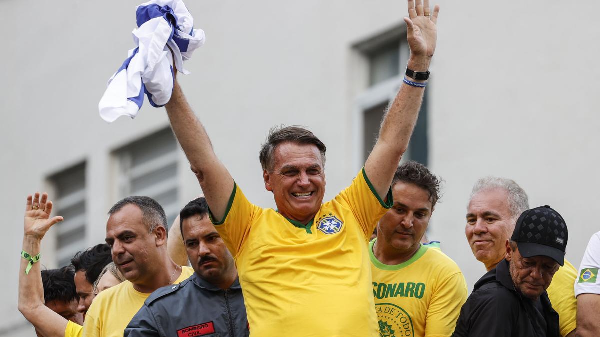 Jair Bolsonaro vistiendo la camiseta verdeamarela en la manifestación.