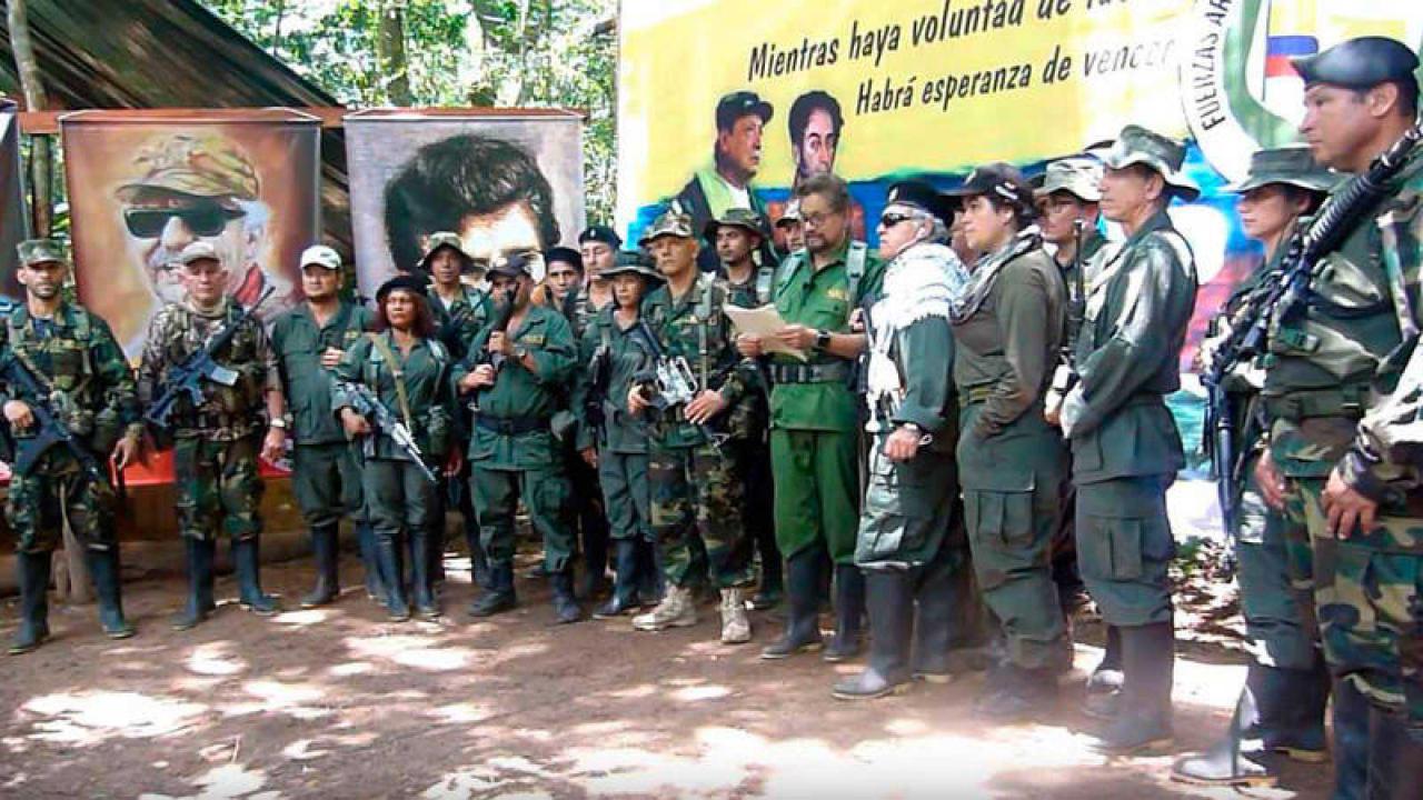 Miembros de las disidencias de las FARC al anunciar que retoman las armas, en 2019.