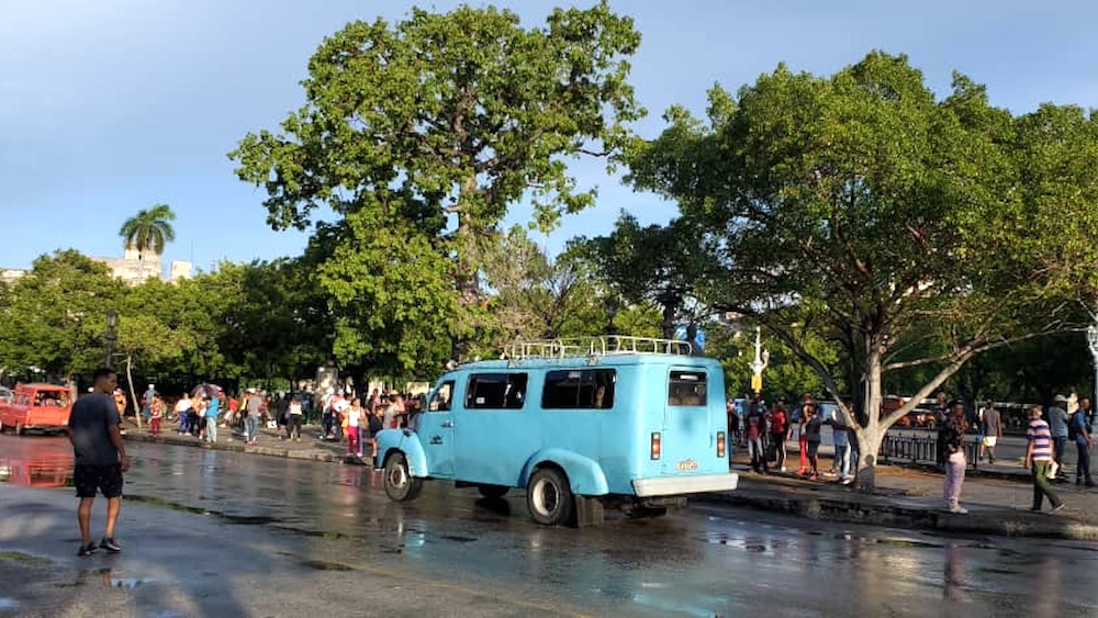 Un vehículo privado dedicado al transporte de pasajeros en La Habana.