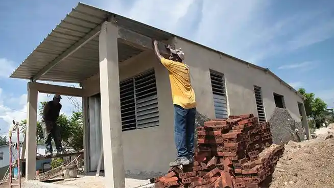 Construcción de una vivienda en Cuba.
