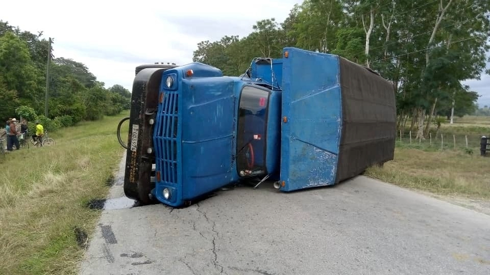 Uno de los camiones de pasajeros accidentados en Granma.