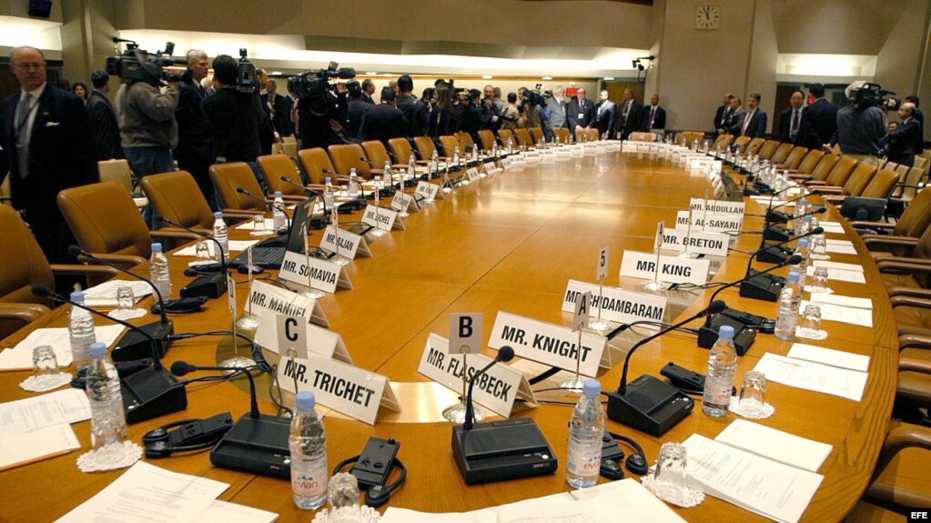 Una mesa de reunión del Fondo Monetario Internacional.