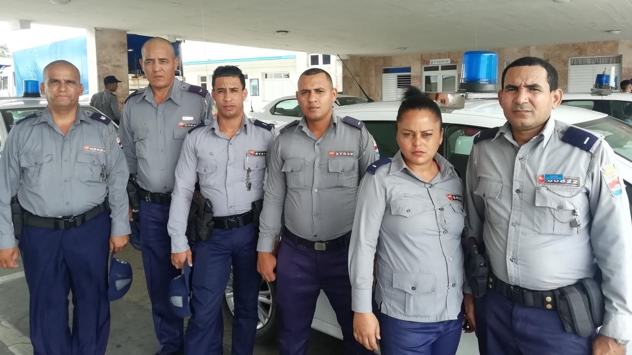 Policías cubanos.