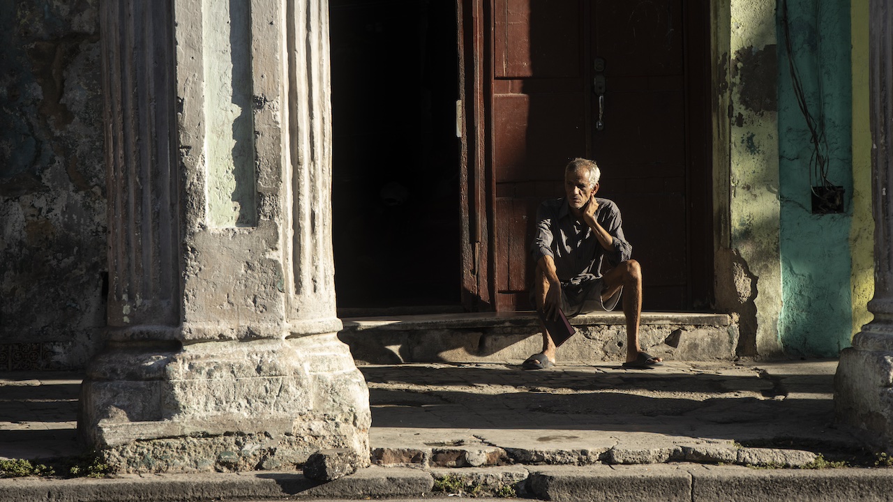 Un cubano sentado en una calle de La Habana.