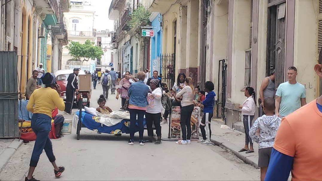 Protesta en una calle de La Habana exigiendo respuestas de las autoridades ante problemas de vivienda.