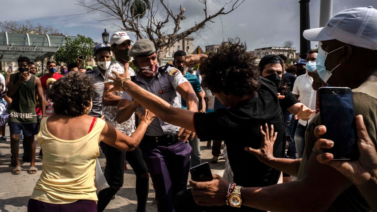 La Policía detiene a un cubano durante las protestas del 11J en La Habana
