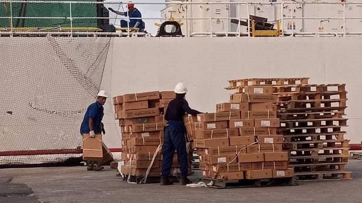 Descarga de barco de pollo de EEUU en un puerto de Cuba.